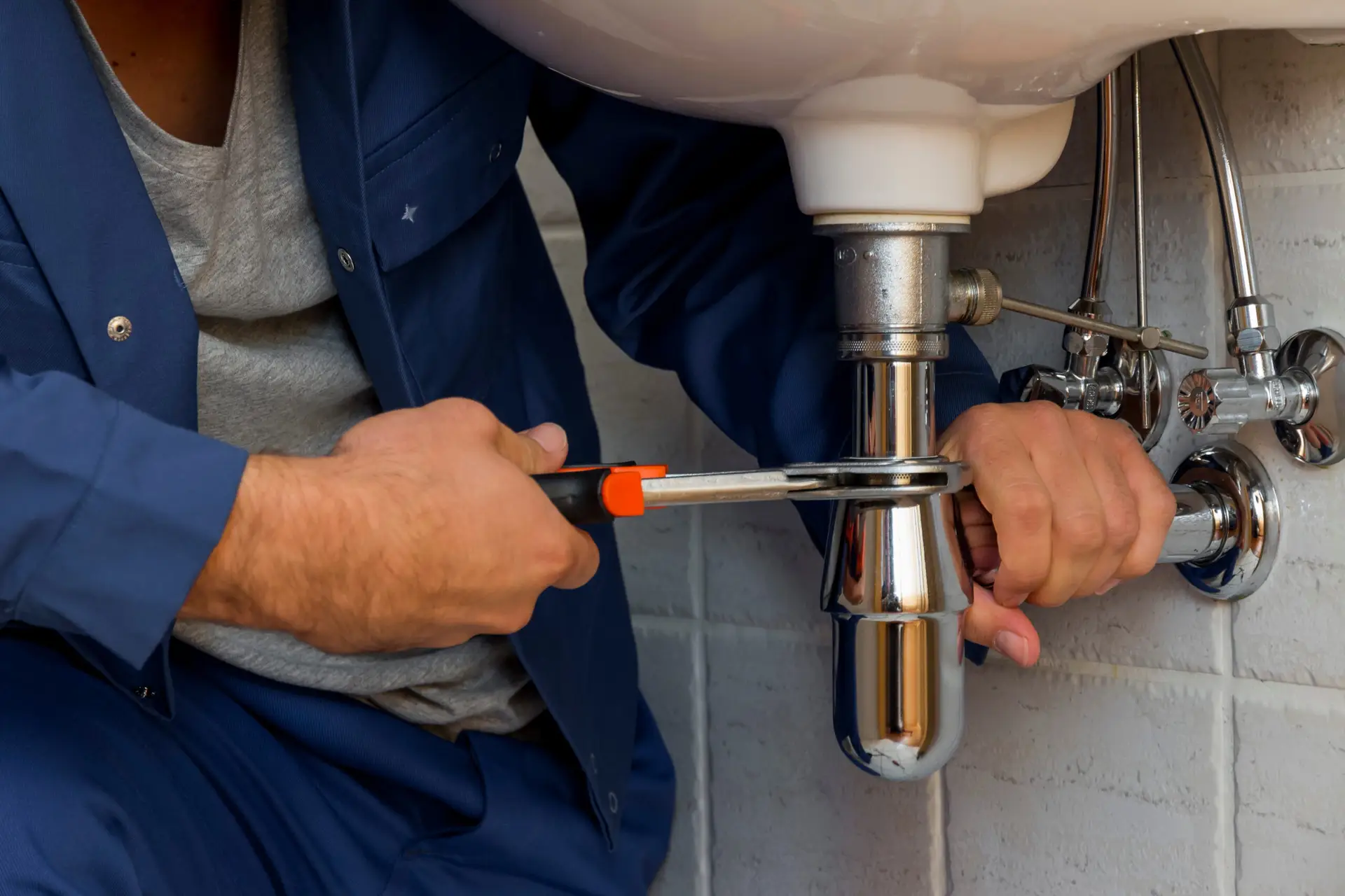 Plumber in Aberdeen working to fix a leaky sink